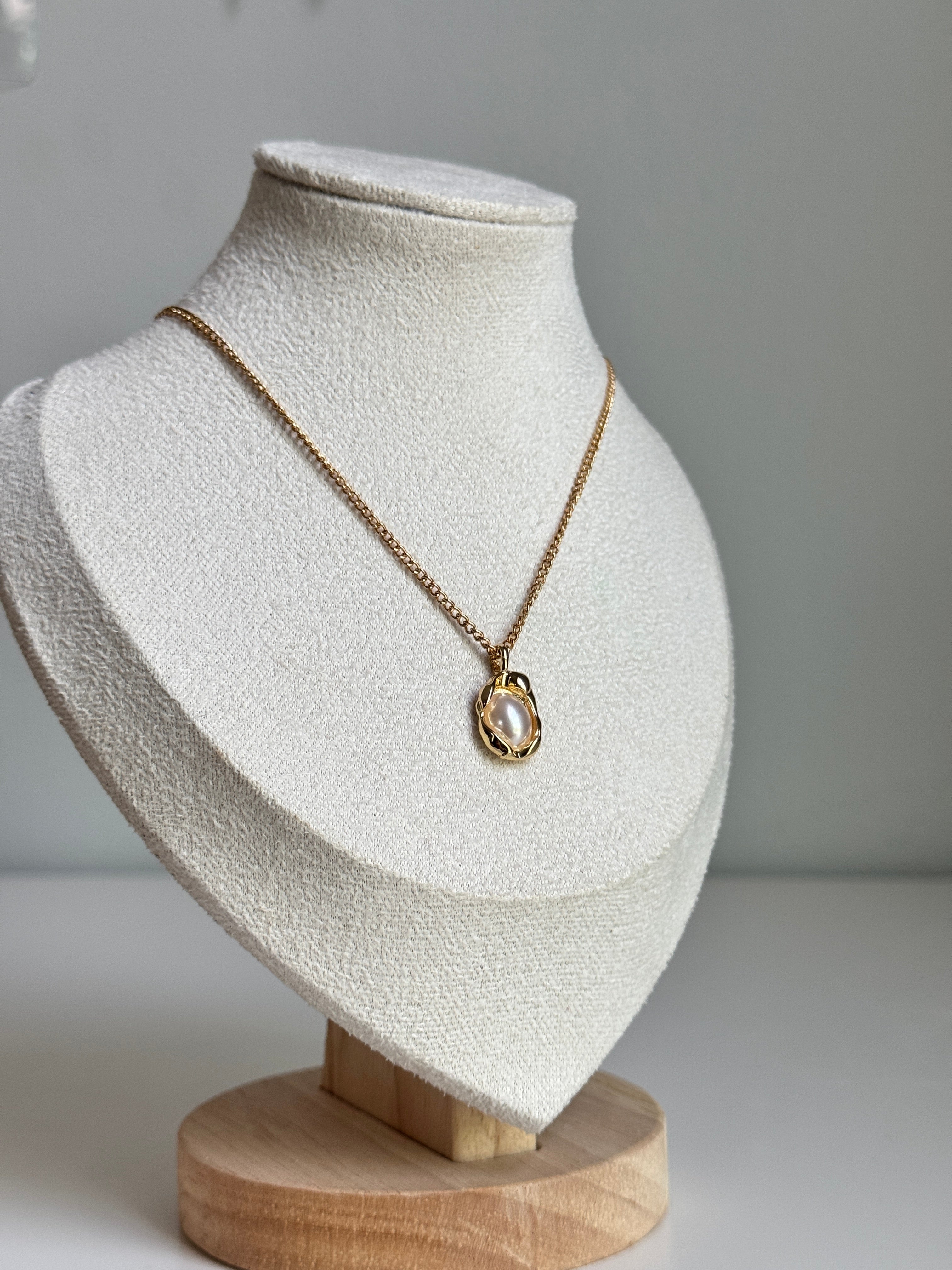 Luna Pearl Pendant Necklace