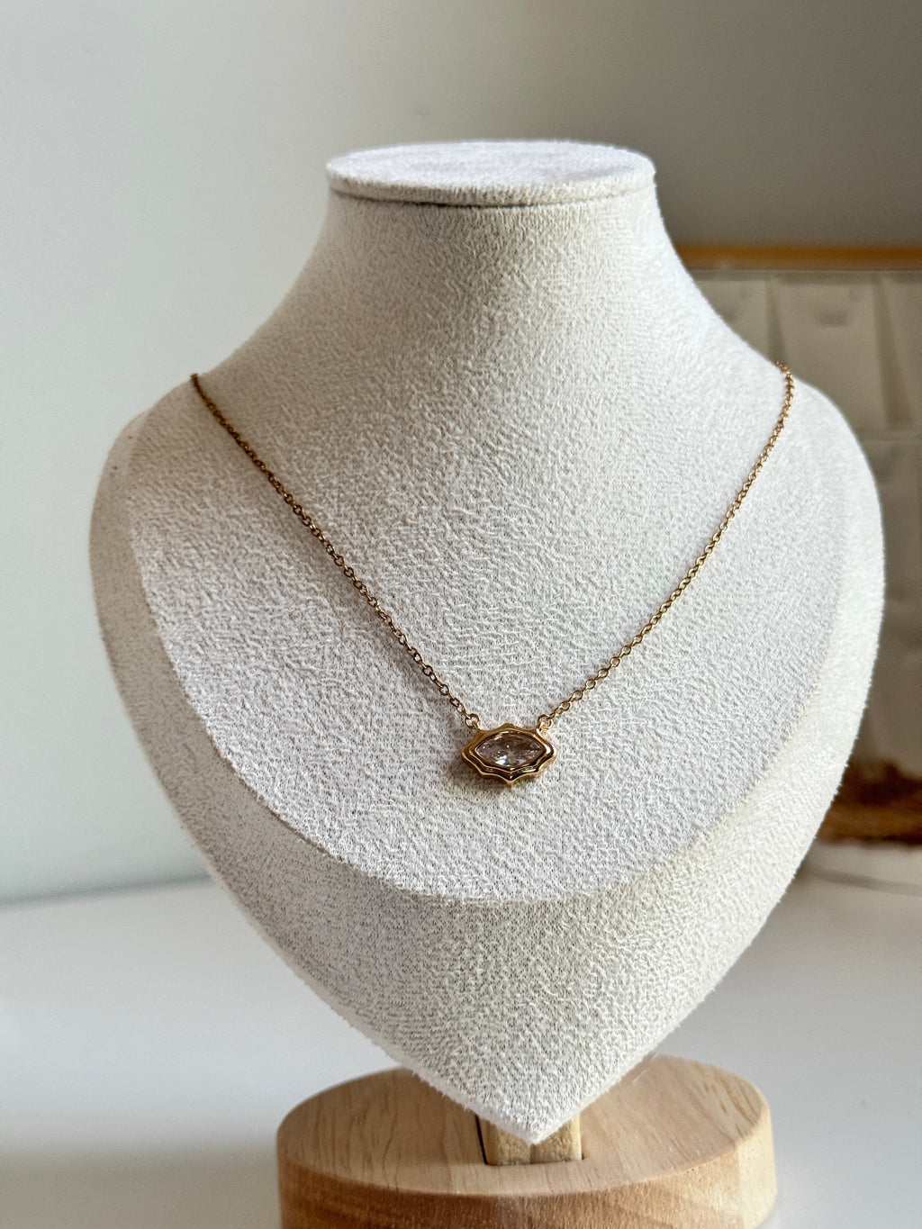 Crystal Glow Pendant Necklace – Gold