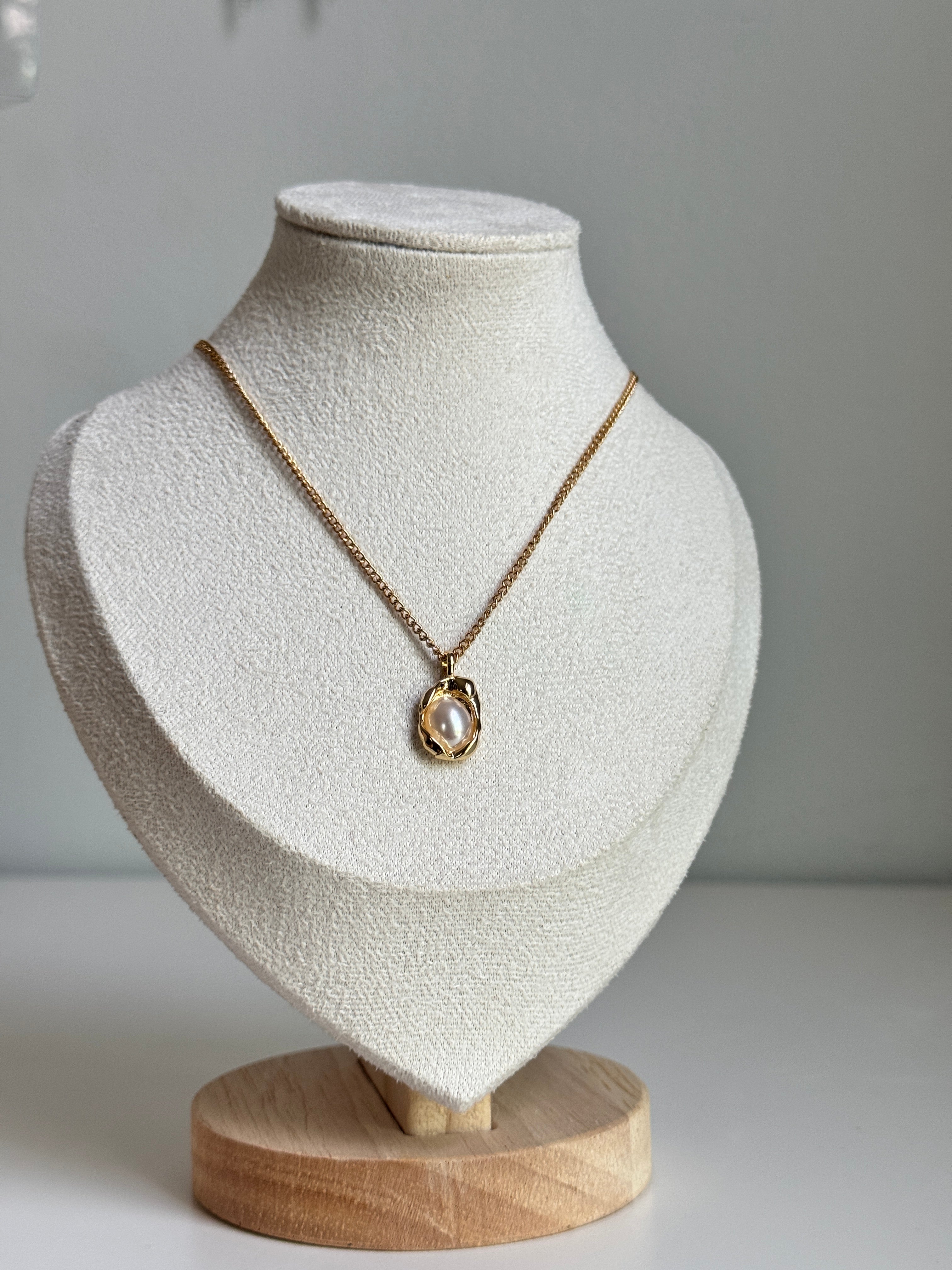 Luna Pearl Pendant Necklace