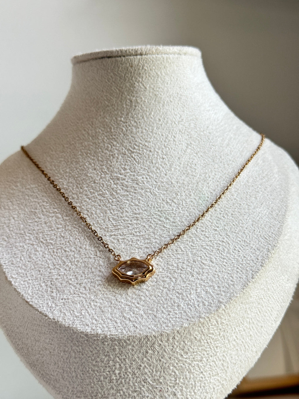 Crystal Glow Pendant Necklace – Gold