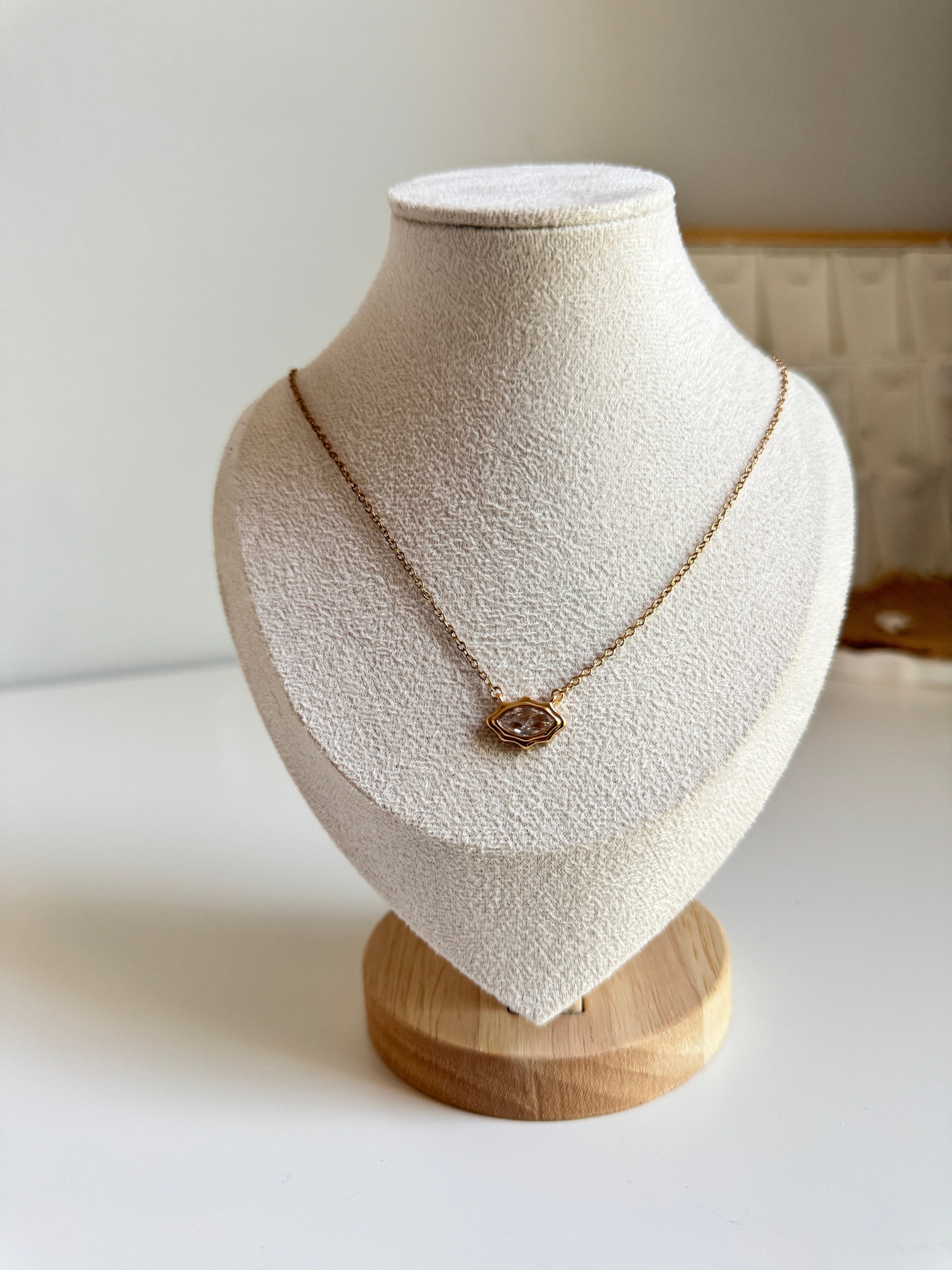 Crystal Glow Pendant Necklace – Gold