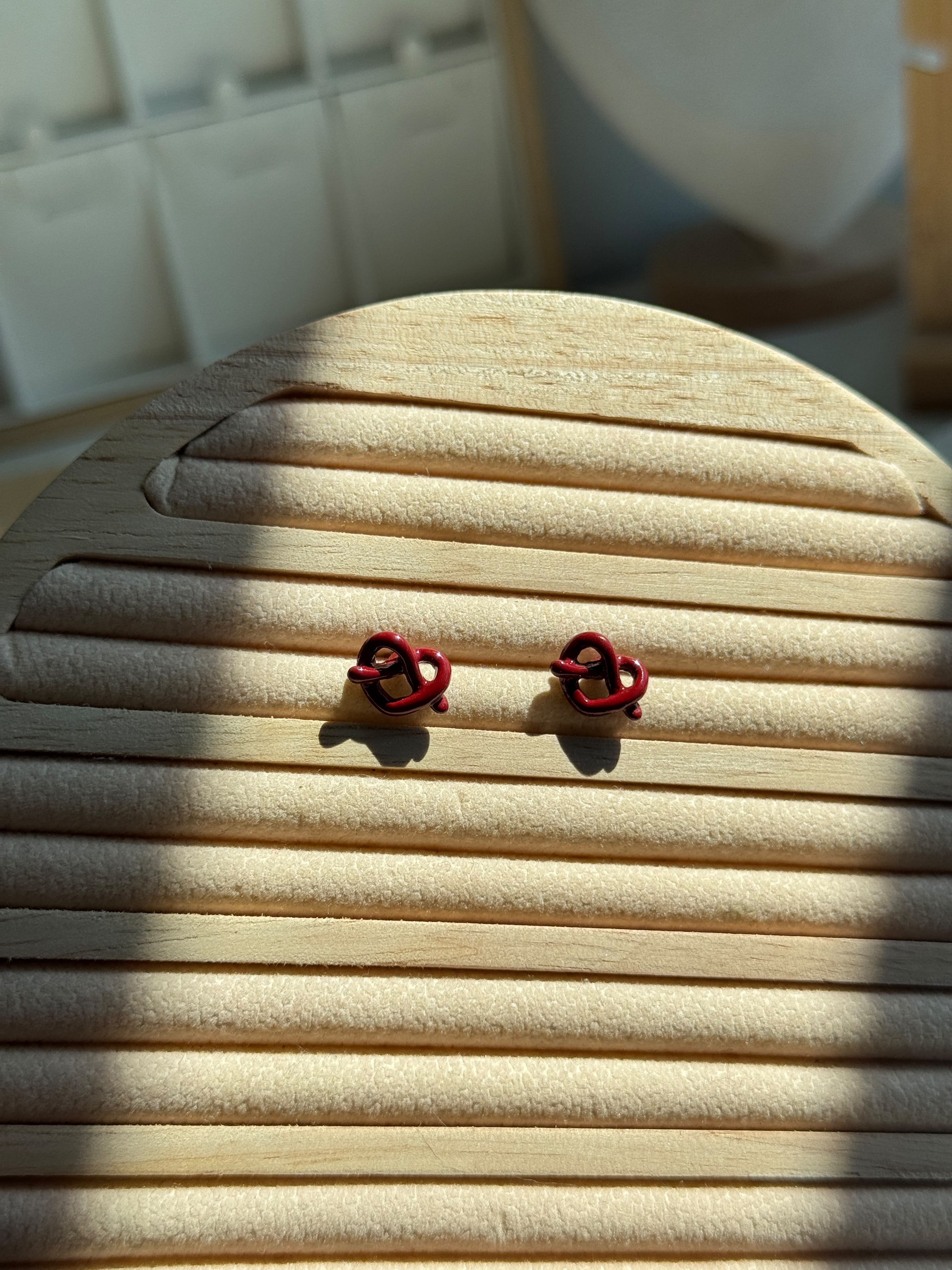 Red Knot Heart stud Earrings